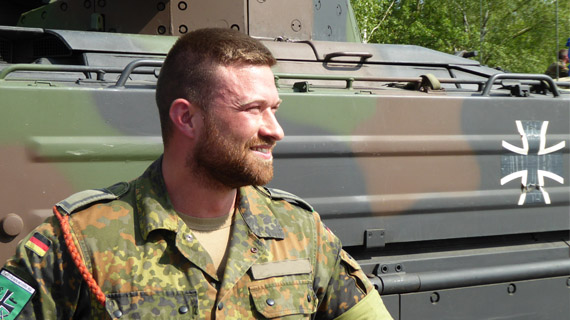 Soldat vor Panzer Soldat vor Panzer