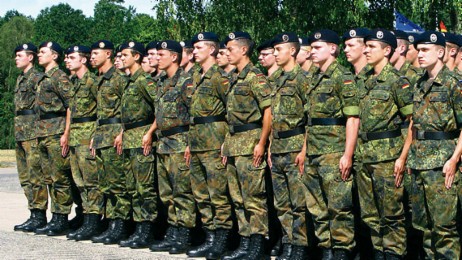 Soldatinnen und Soldaten bei einer Versammlung